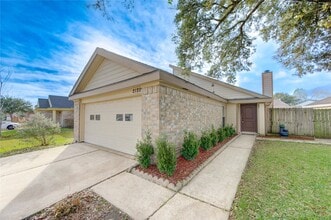 Building Photo - 2122 Highland Hills Dr