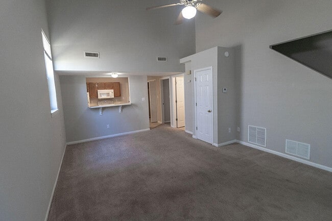 Foto del edificio - 5569 Pinehurst Ln