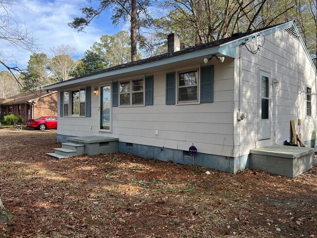 Building Photo - 3 bedroom home located off Neuse Blvd