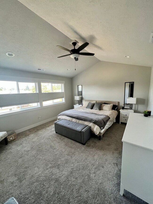 Foto del edificio - GORGEOUS CUSTOMIZED HOME - ALL THE DETAILS HERE!! 4bd/2.5ba + Bonus Rooms Excellent Location!!