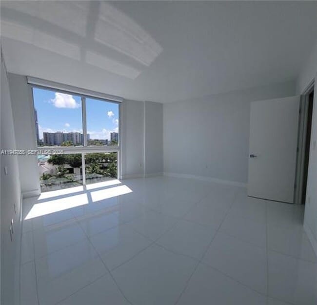 Foto del edificio - 250 Sunny Isles Blvd