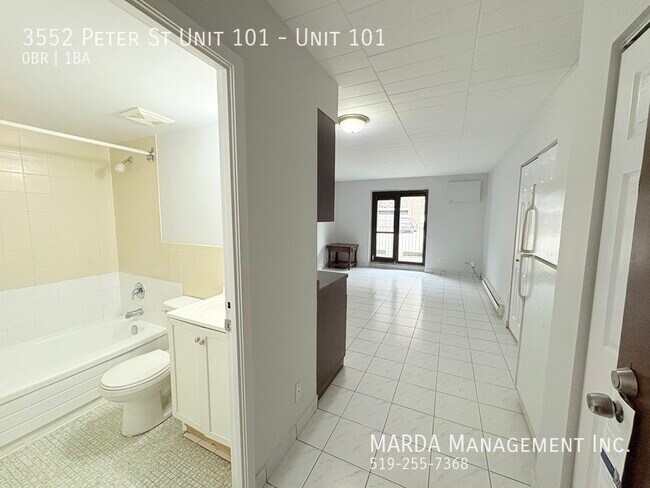 Photo du bâtiment - COZY MAIN FLOOR BACH NEAR U OF W - INCLUSIVE!