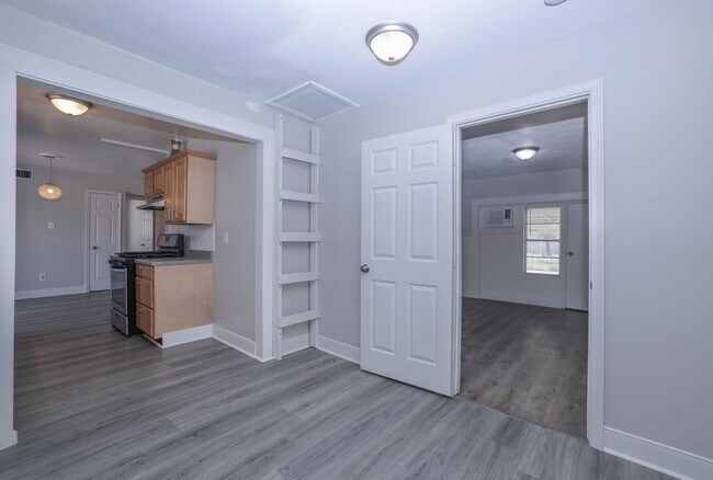 Foto del edificio - 9834 Denning Dr