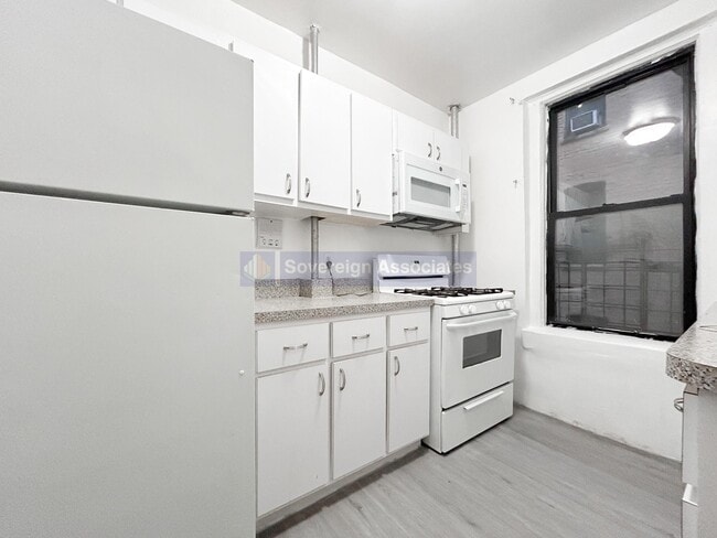 Building Photo - 112 Nagle Avenue