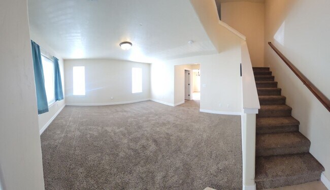 Foto del edificio - 3 bed, 1.5 bath End Unit in The Meadows To...