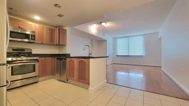 Foto del edificio - 2451 Midtown Ave