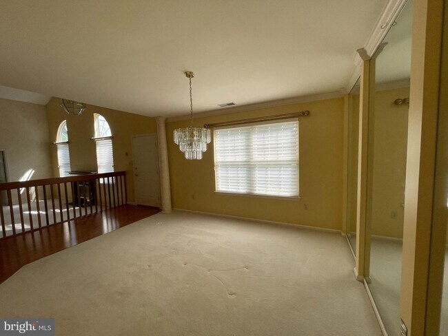Building Photo - 214 Hawthorne Ct N