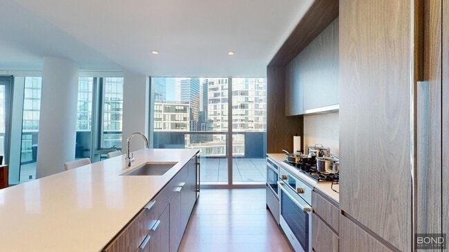 Building Photo - 635 W 59th St