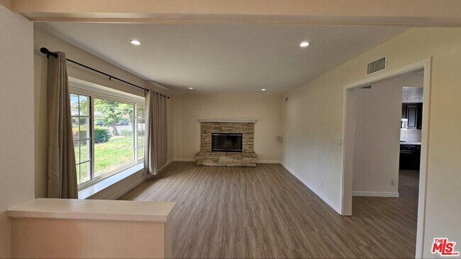 Foto del edificio - 22231 Vanowen St