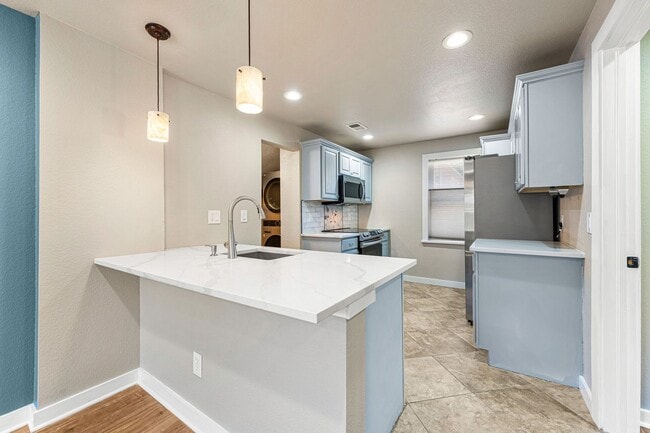 Building Photo - Remodeled! Super Cute Victorian Carriage H...