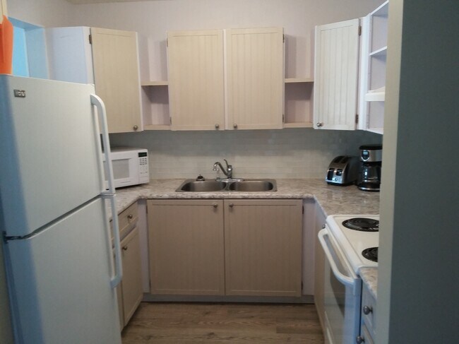 Kitchen - 11-3413 Okanagan Av