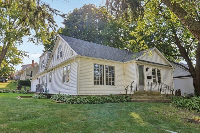 Foto del edificio - 1514 N Freund Ave