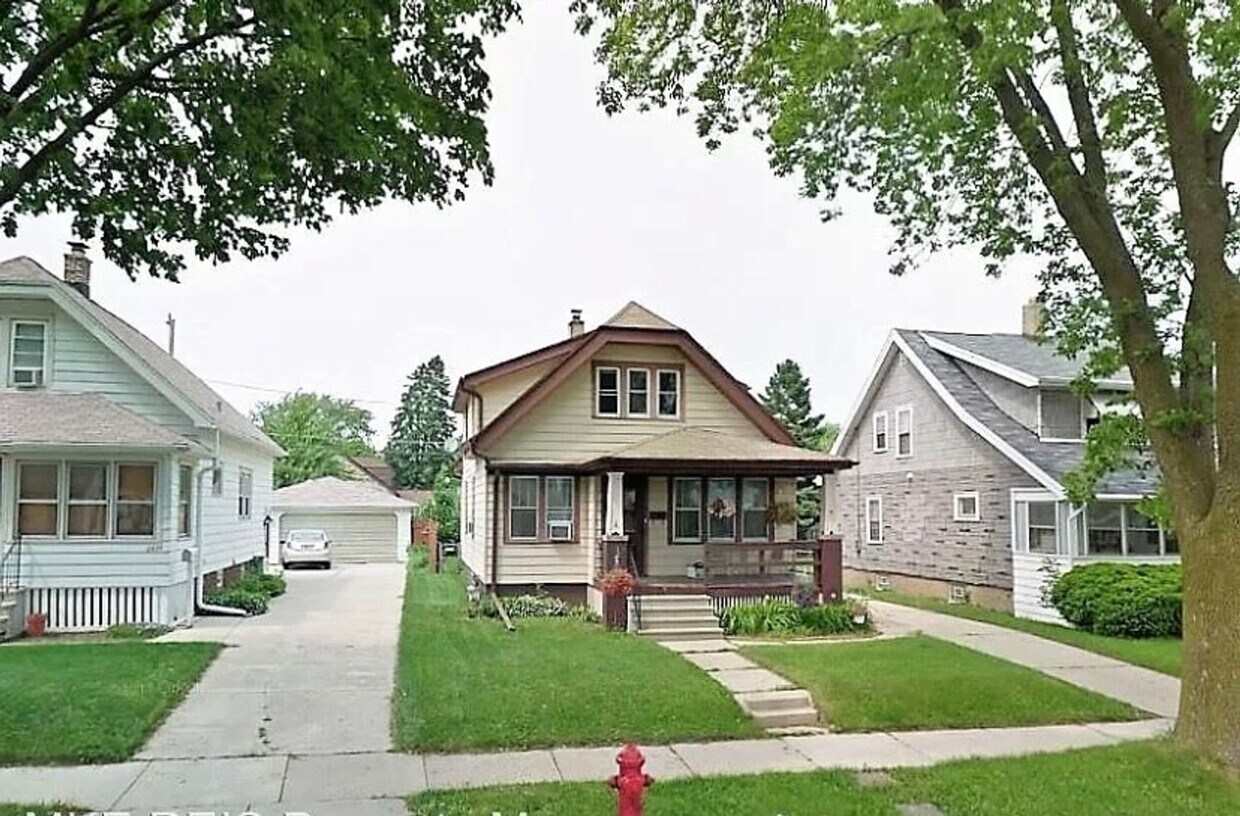 2904 E Van Norman Ave Unit Lower, Saint Francis, WI 53235 Room for