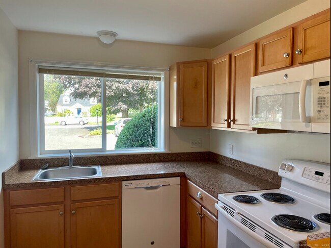 Building Photo - 1187 Stratfield Rd