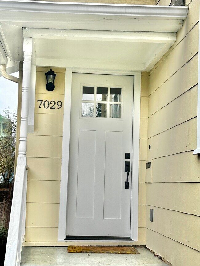 Entrada - 7029 N Tyler Ave