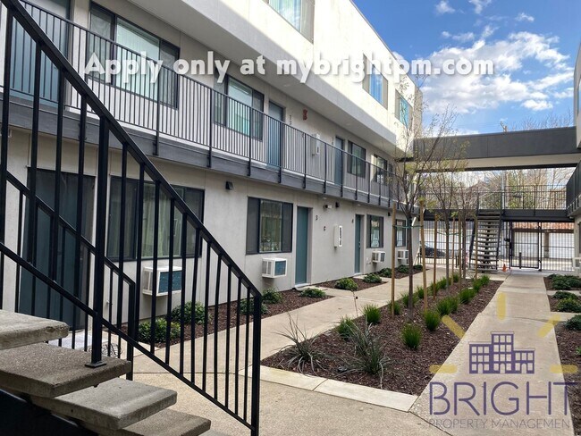 Foto del edificio - Recently Renovated 2 Bedroom 1 Bath, Two-Level Apartment-Great Midtown location!