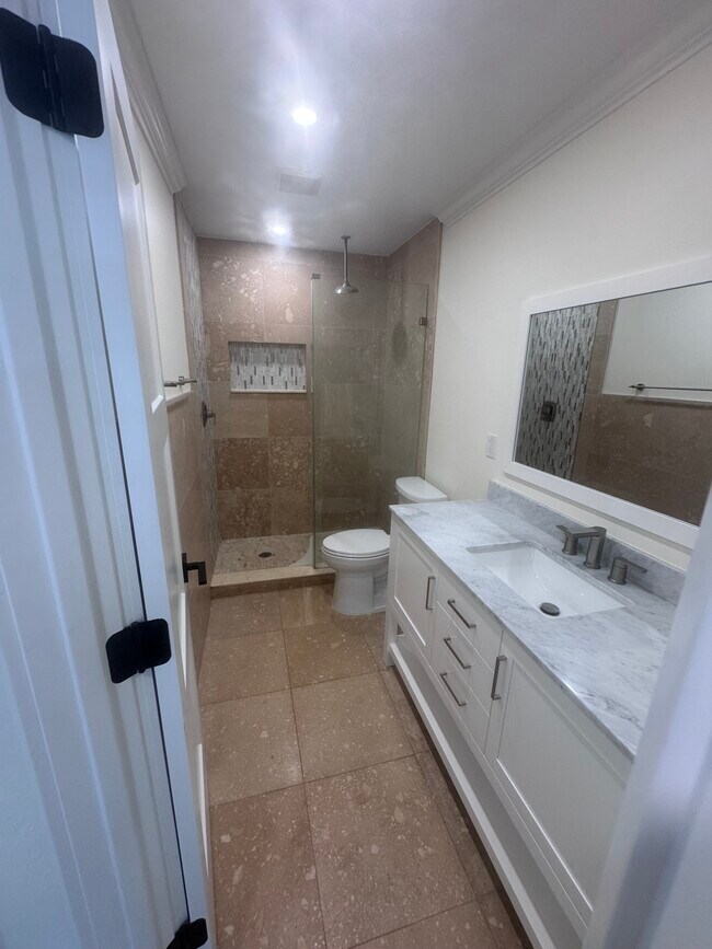 Foto del edificio - 7818 Causeway Blvd N