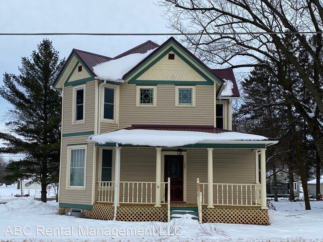 Foto principal - 4 br, 1.5 bath House - 300 S Main St