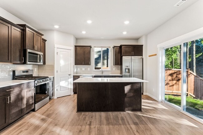 Foto del edificio - Modern 5-Bedroom, 3 bath home in Port Orchards Stetson Heights Neighborhood