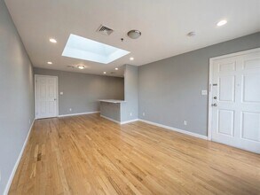 Building Photo - 420 6th St