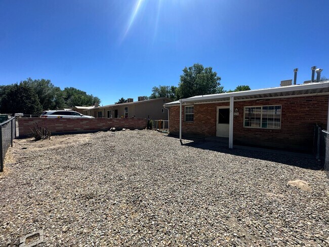 Building Photo - Centrally located 2-bedroom 1 bathroom dup...