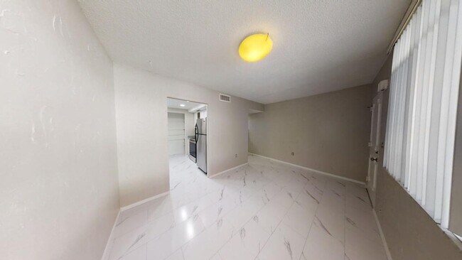 Building Photo - Beautifully updated (1) bedroom (1  1/2) b...