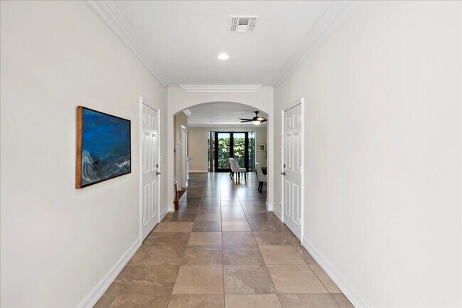 Building Photo - 320 Via Villagio