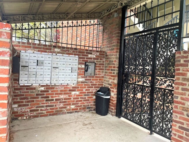 Foto del edificio - Evian Tower Condominium: 1BD/1BA and comes with assigned parking space. AVAILABLE NOW 2/1/24