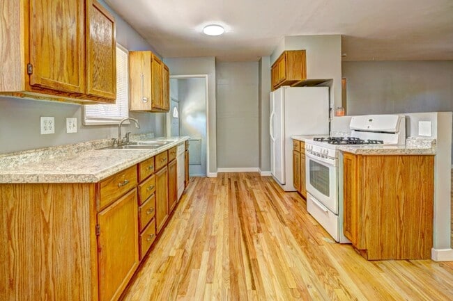 Building Photo - INCREDIBLE 5 BEDROOM 3 BATH HOME WITH BONU...
