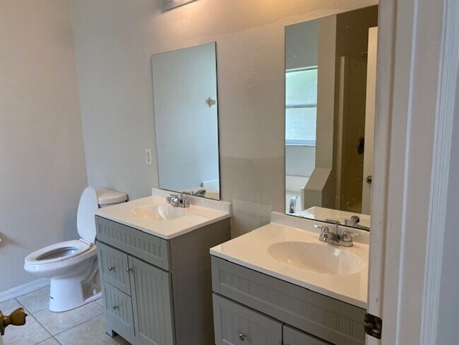 Foto del edificio - 4/2/2 With screened in porch in Indian Trails area!