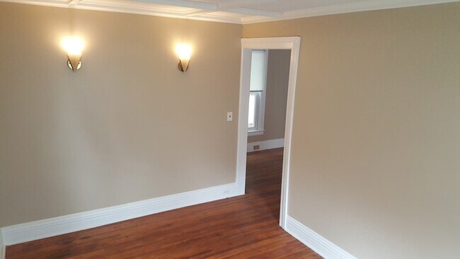 Foto del edificio - Beautiful 3 bedroom 1 bath home with stora...