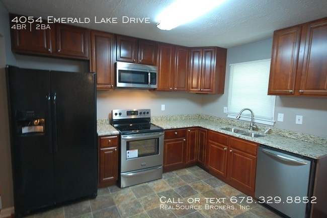 Building Photo - 4 bdrm, 2 bath split level in Decatur