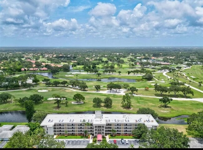 Building Photo - Annual OR Seasonal turnkey FURNISHED 2/2 ground floor condo with golf course and water views