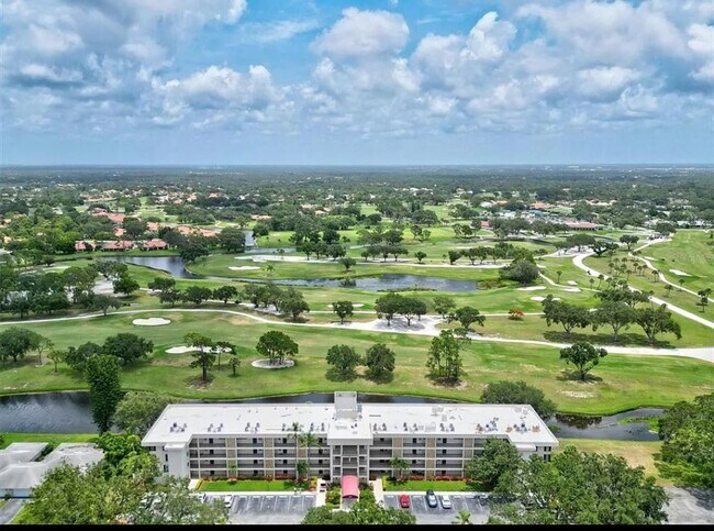 Foto del edificio - Annual OR Seasonal turnkey FURNISHED 2/2 ground floor condo with golf course and water views