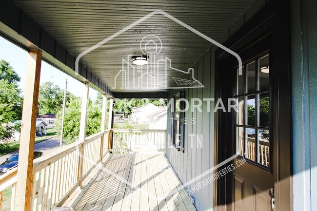 Building Photo - 815 W Oak Hill Ave