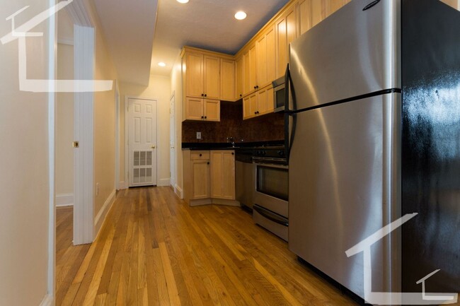 Building Photo - 9/1 Prime location renovated 4BR/2BA near ...