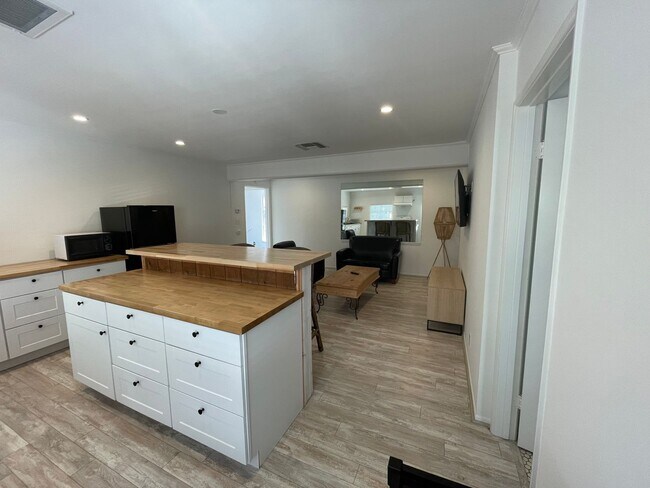Building Photo - Perfect Location! Utilities Included