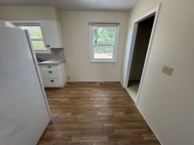Building Photo - 3 Bedroom 1 Bath House on Large Lot