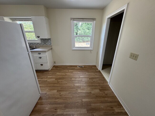 Foto del edificio - 3 Bedroom 1 Bath House on Large Lot