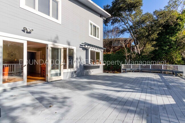 Building Photo - UPDATED!! Spacious, Light and Bright 4bd/ ...