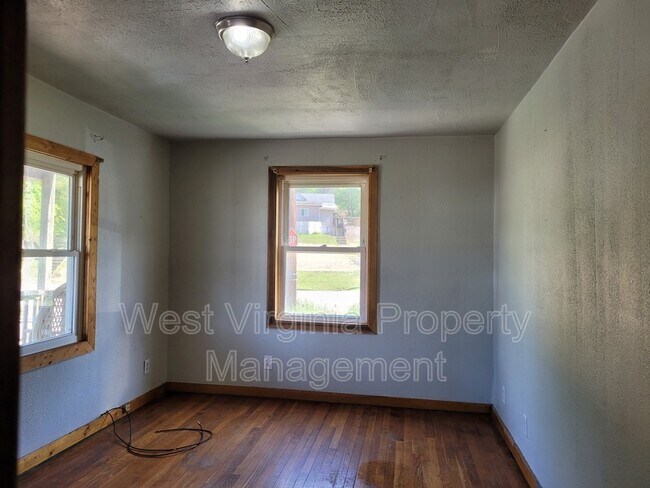Building Photo - 606 21st St W