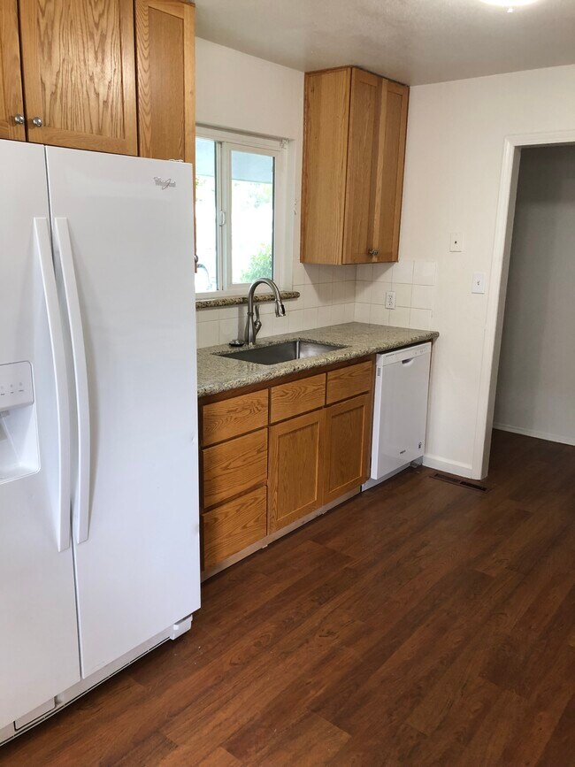 Kitchen - 1235 Karen Ave