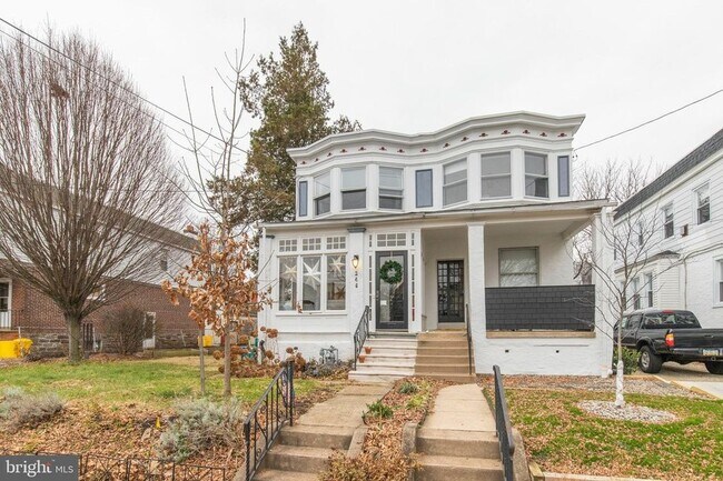 Building Photo - 246 Iona Ave