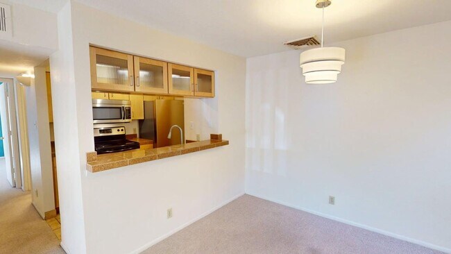 Foto del edificio - Light-Filled Upstairs Condo in a Prime Loc...