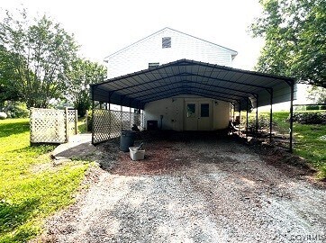 Foto del edificio - 15740 Redmore Ln