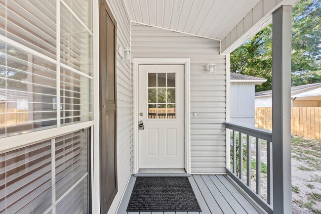Building Photo - 700 Persimmon St