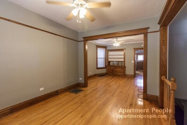 Foto del edificio - 1911 W Newport Ave