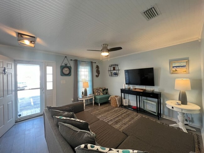 Building Photo - Myrtle Beach - 2 bedroom / 1.5 bath Furnis...
