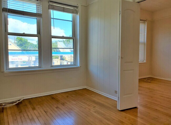 Building Photo - 4637 N Damen Ave