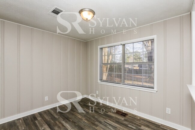 Foto del edificio - This 3 bedroom, 2 bathroom home on approxi...
